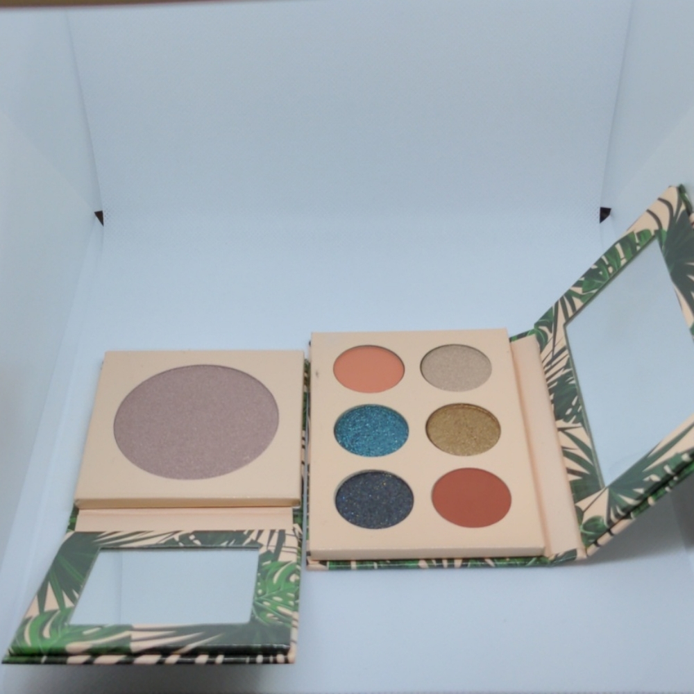 Iluvsarahii Eyeshadow palette & Highlighter bundle